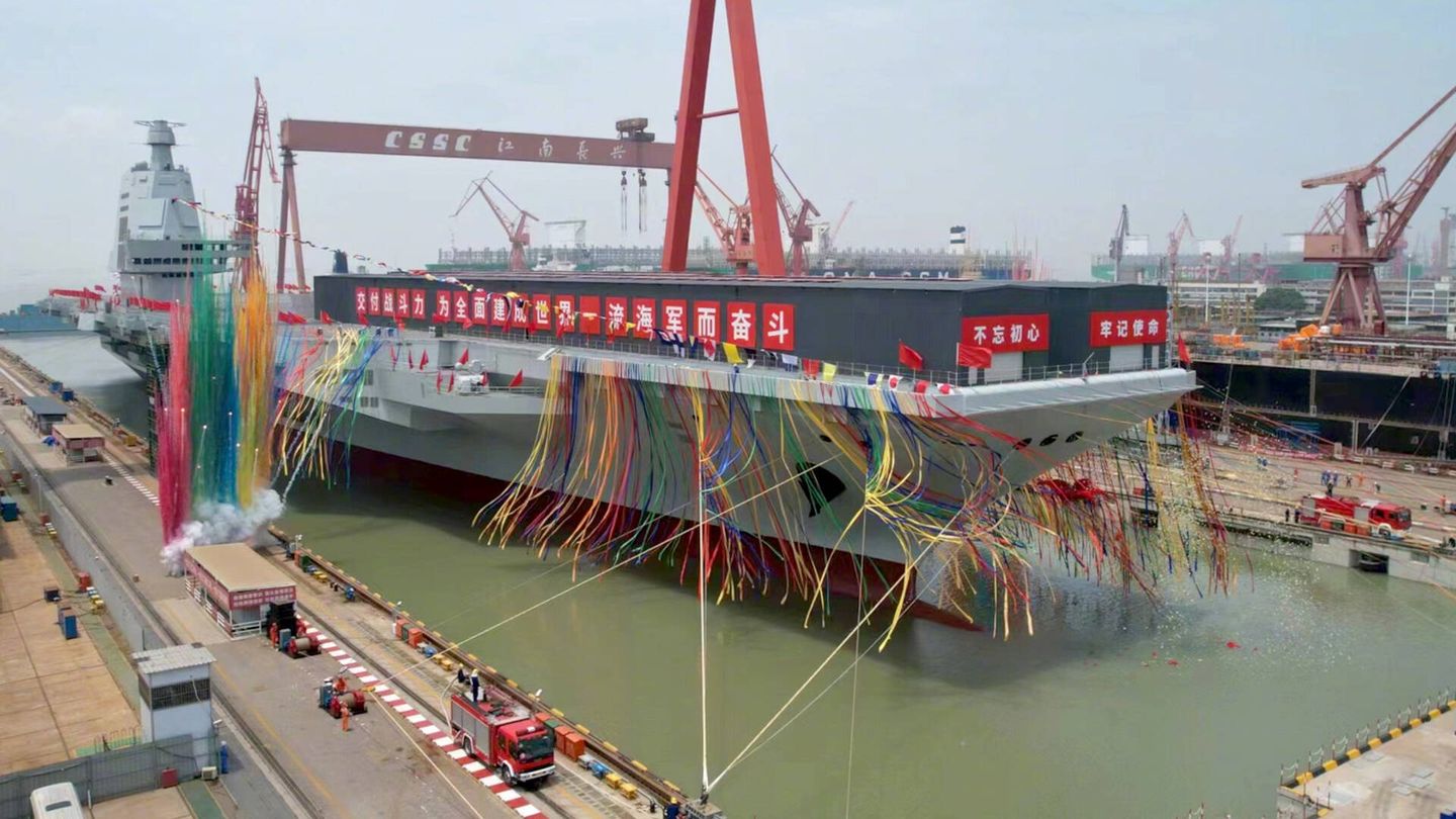La ceremonia de botadura del nuevo portaaviones chino Fujian, el día 17 de junio de 2022 (PLA)