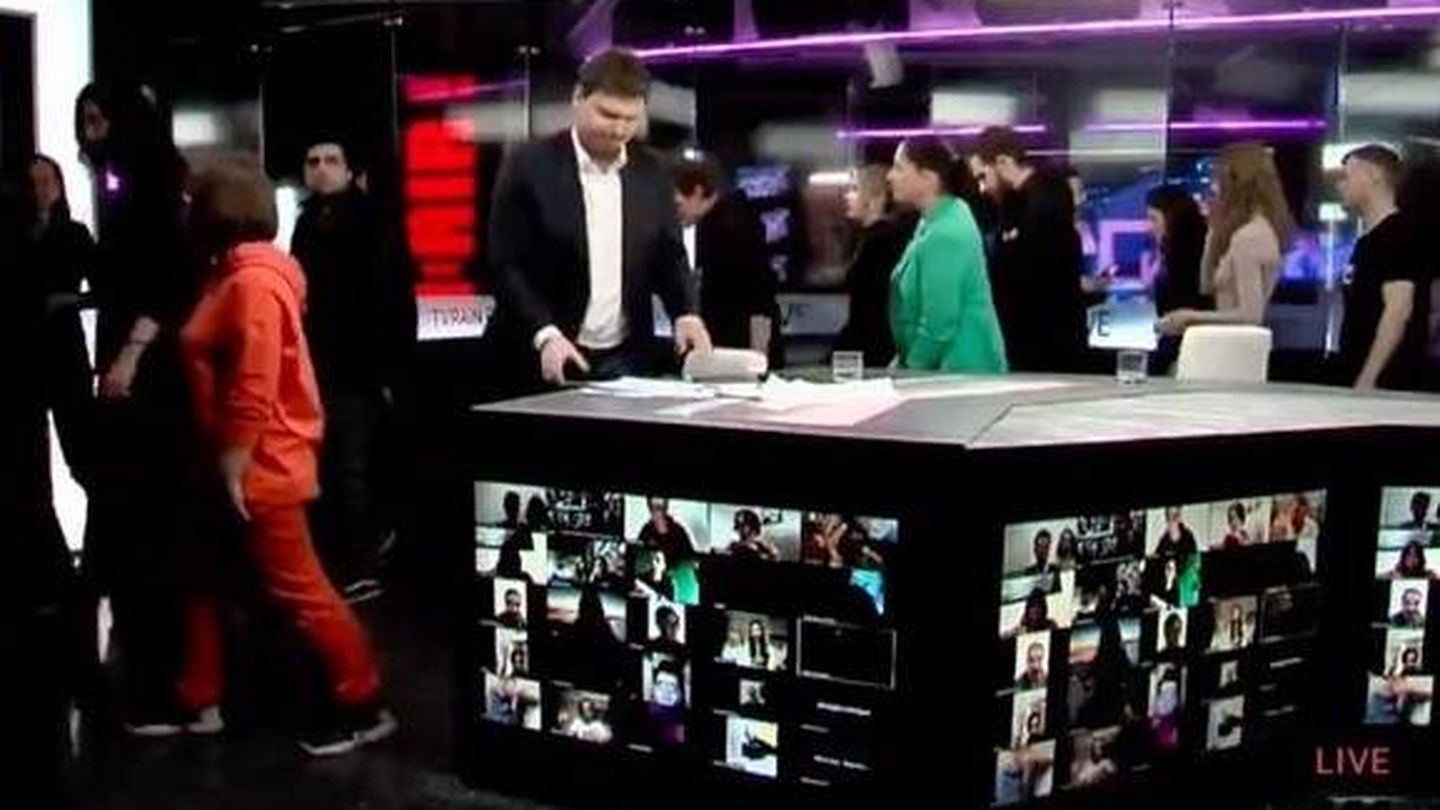 Presentador ruso despidiéndose de su audiencia. (TV Rain).