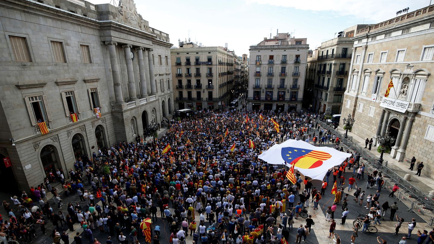 Imagen de la plaza de Sant Jaume en la concentración convocada por Ciudadanos. (Reuters)