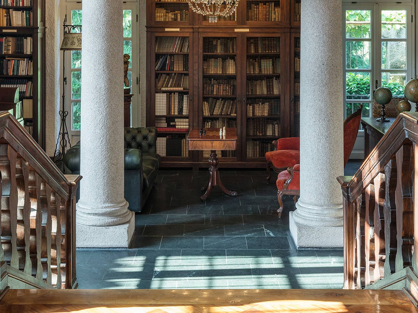 Y al fondo, la biblioteca del hotel Ronco dell'Abate. (Cortesía)