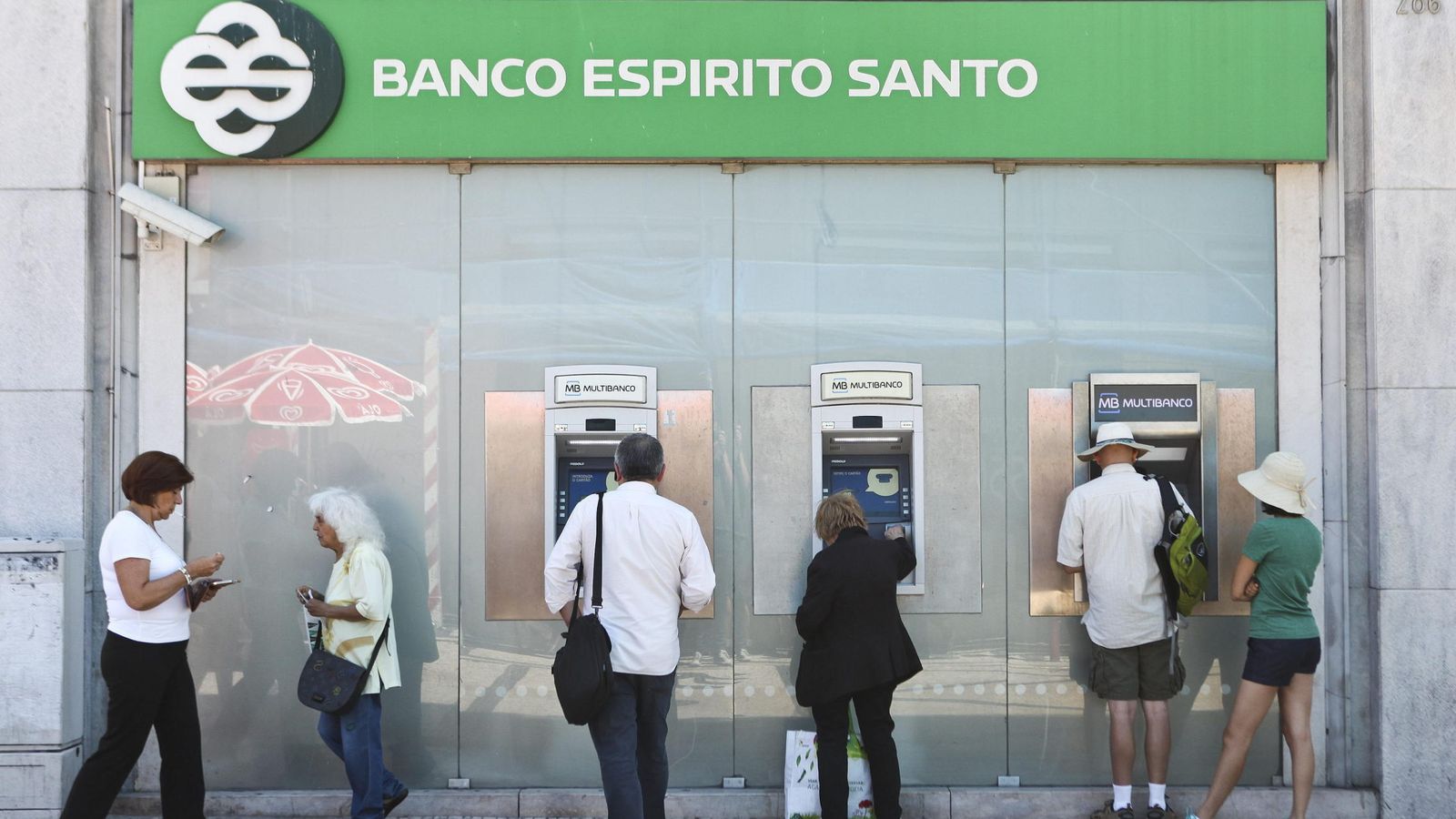 Foto: Un grupo de personas retira dinero de una sucursal del Banco Espirito Santo. (EFE)