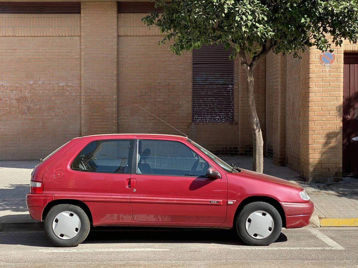 Foto: Citroën Saxo aparcado en la calle. (iStock)