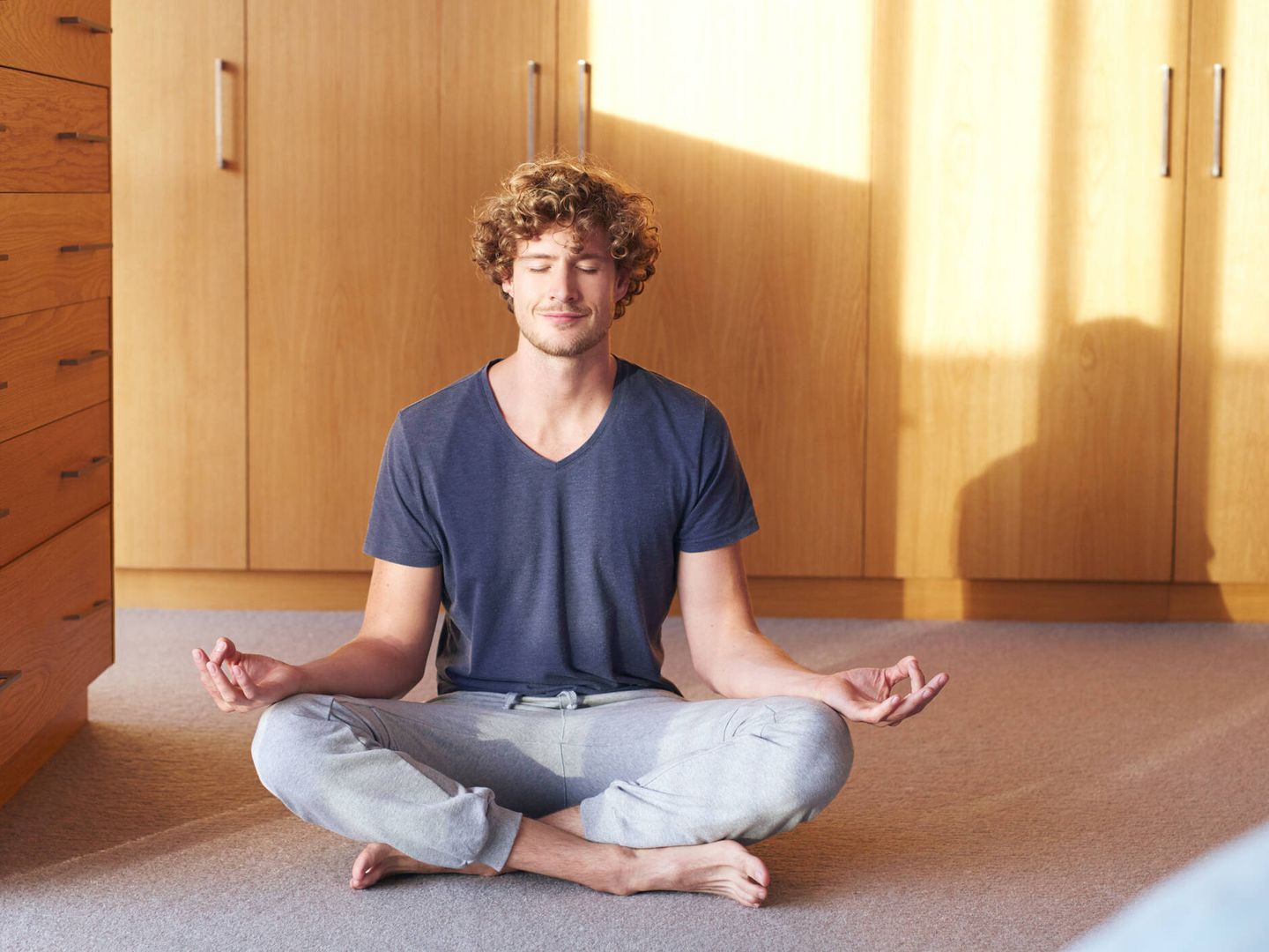 La postura de yoga de la flor de loto ayuda a abrir las caderas. (iStock)