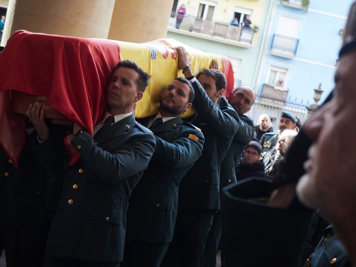 Foto: Momento del funeral de uno de los agentes asesinados en Barbate y celebrado este fin de semana en Pamplona. (Europa Press/Eduardo Sanz)