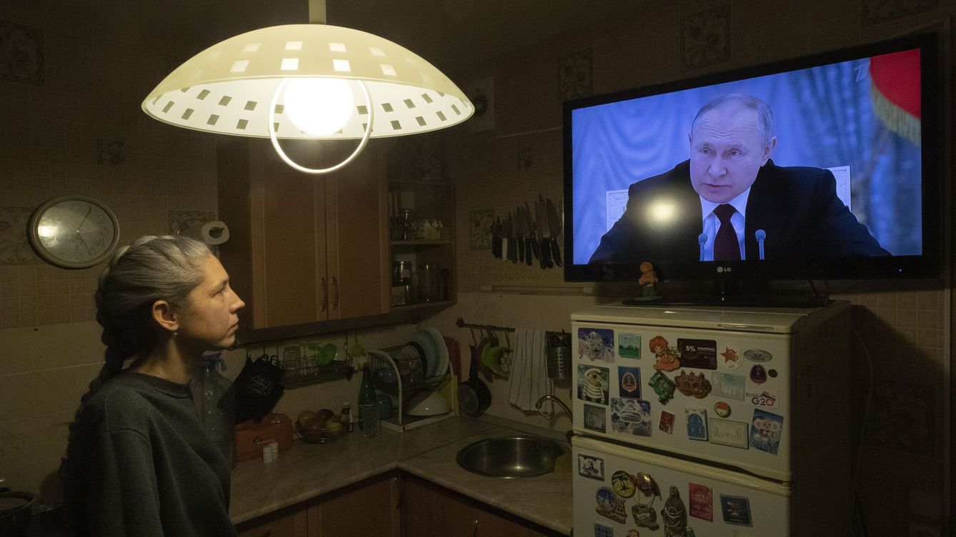 Foto: Una mujer ve al presidente ruso Vladimir Putin por televisión. (EFE/Anatoly Maltsev)