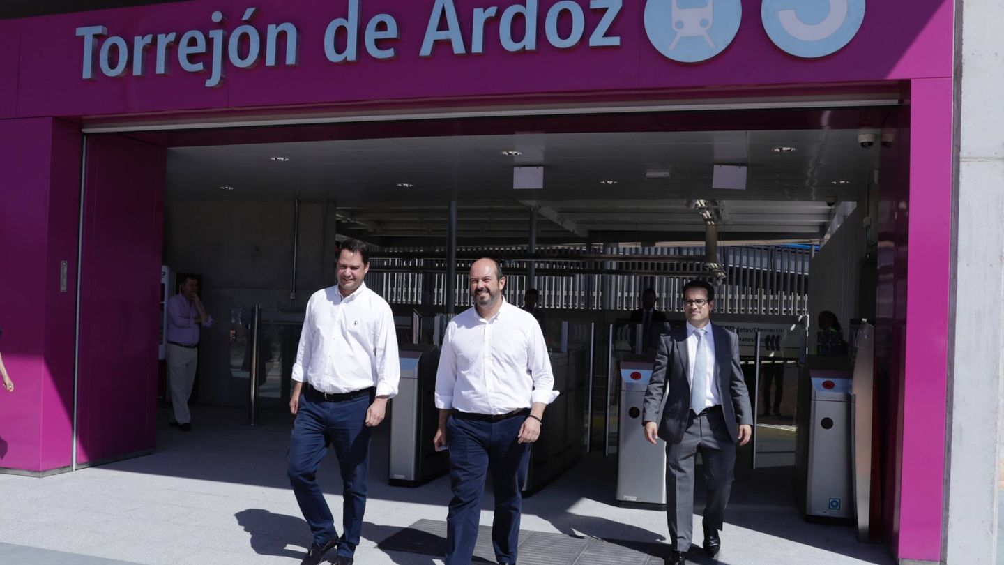 El anterior consejero de Transportes, Pedro Rollán, visitando en junio de este año la reforma de la estación de Cercanías de Torrejón. (EFE)