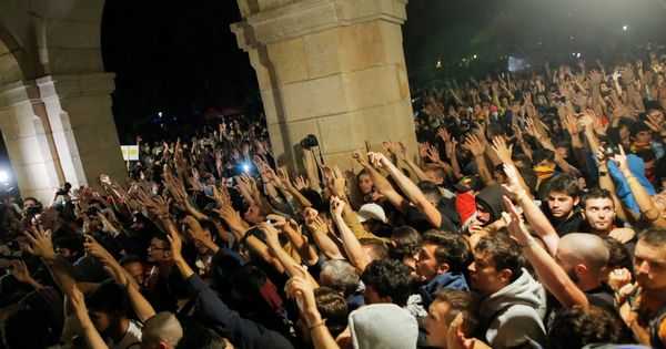 Foto: Los manifestantes intentan entrar en el Parlament al final de la manifestación con motivo del 1-O, ayer lunes en Barcelona. (Reuters)