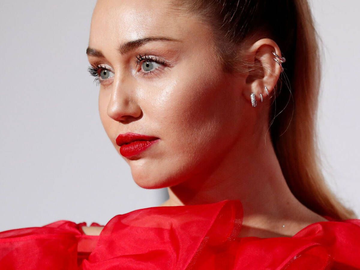 Foto: Miley Cyrus con coloración rubia y raíces oscuras. (Reuters/Mario Anzuoni)