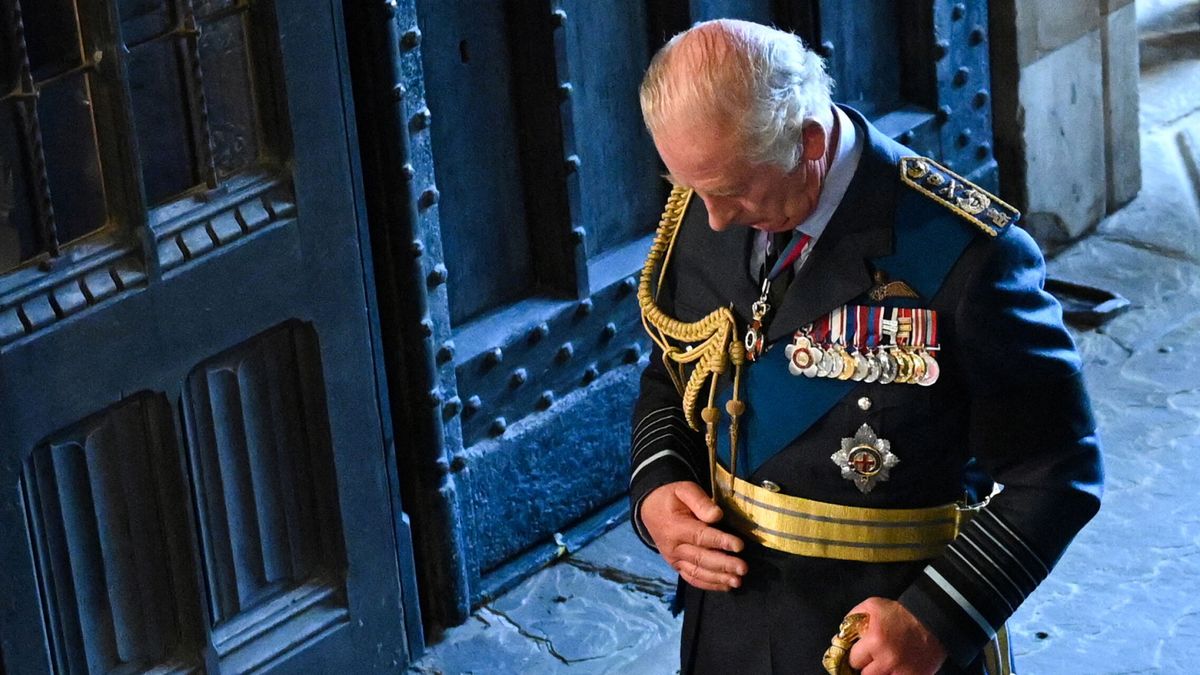 El problema de marca de Carlos III: "Poco carismático y muy preocupado por el qué dirán"