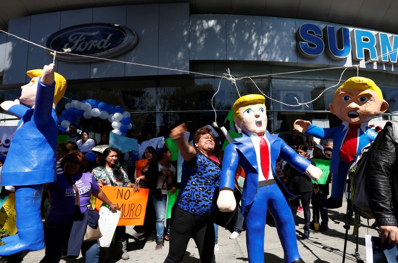 Una mexicana golpea un muñeco de Donald Trump durante una protesta ante un concesionario de Ford en Ciudad de México. (Reuters)