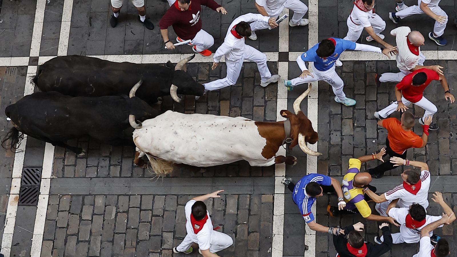 Los toros de Victoriano del Río dejan un tercer encierro rápido con caídas y un herido por asta