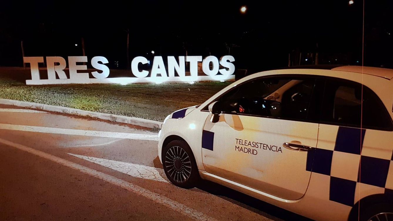 Un coche del ayuntamiento de Madrid asistiendo en Tres Cantos, a 25 kilómetros de la capital 
