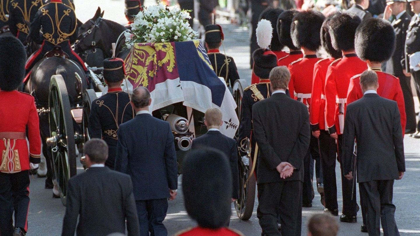 El príncipe Carlos junto a sus hijos y el conde Carlos Spencer siguiendo el carruaje que transportaba el ataúd de la Princesa de Gales. (EFE)