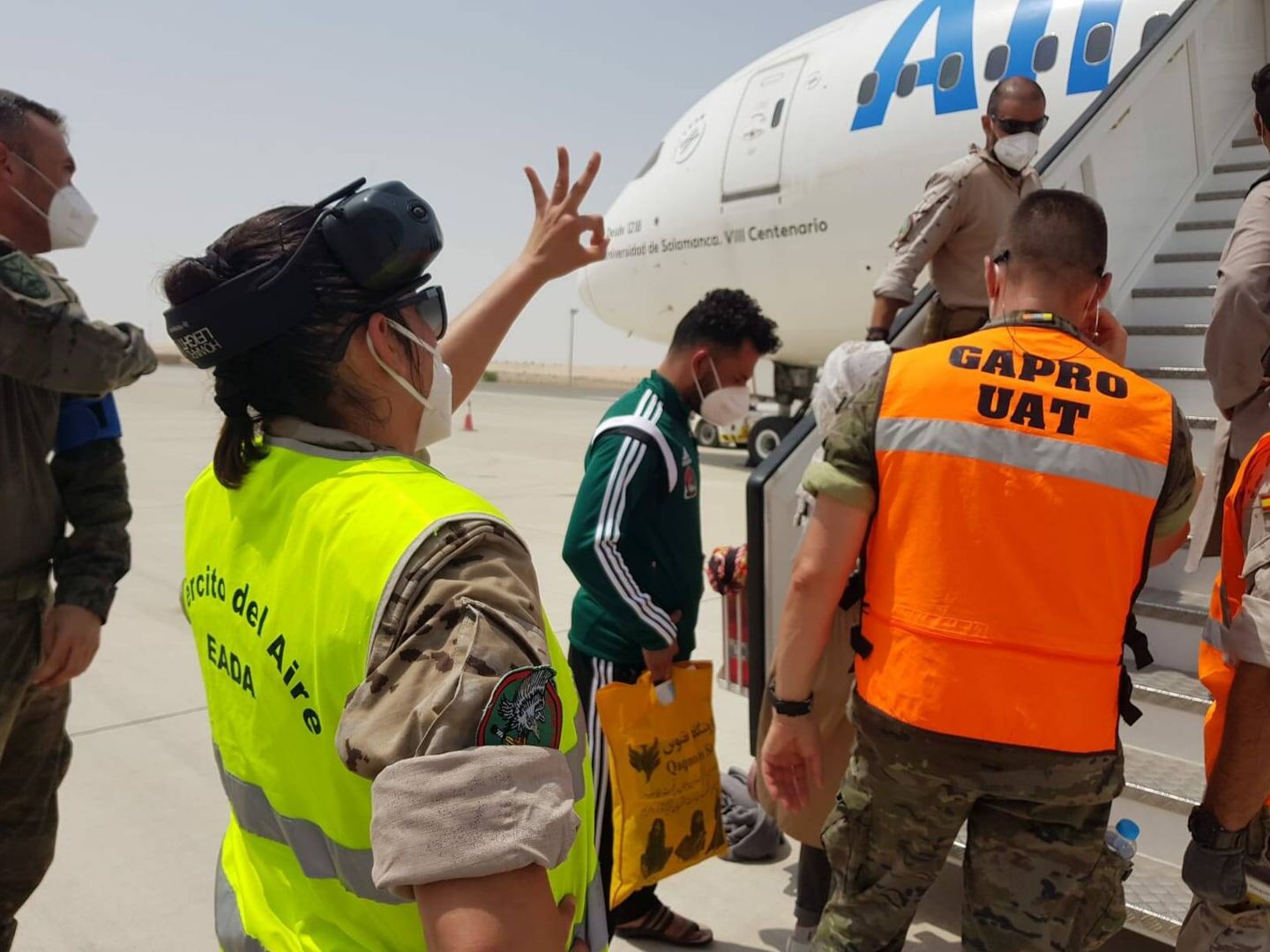 Afganos subiendo a los aviones de Air Europa en Dubai. (Ministerio de Defensa)