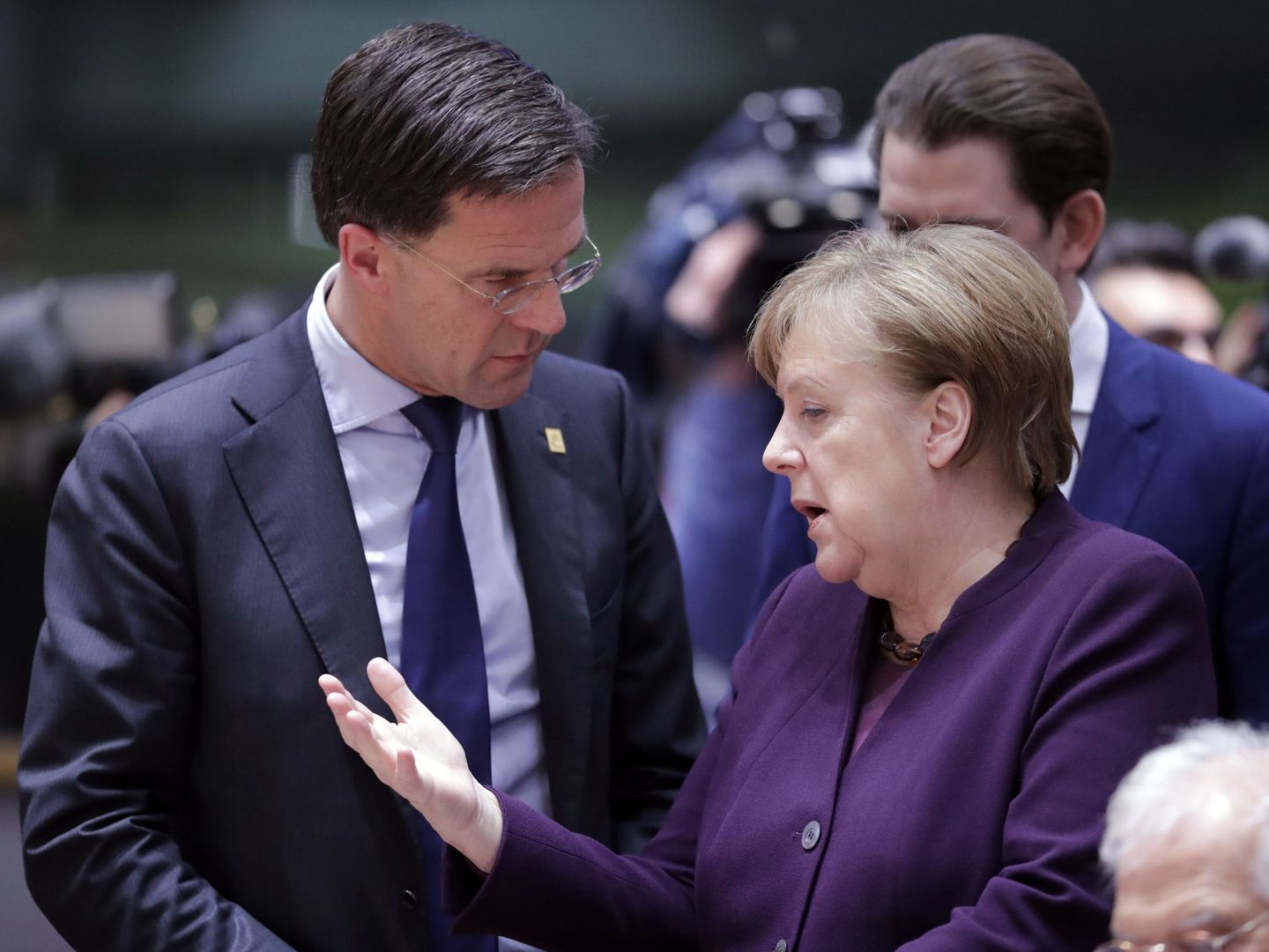 El primer ministro holandés escucha a la canciller alemana durant una de las últimas cumbre presenciales. (EFE)