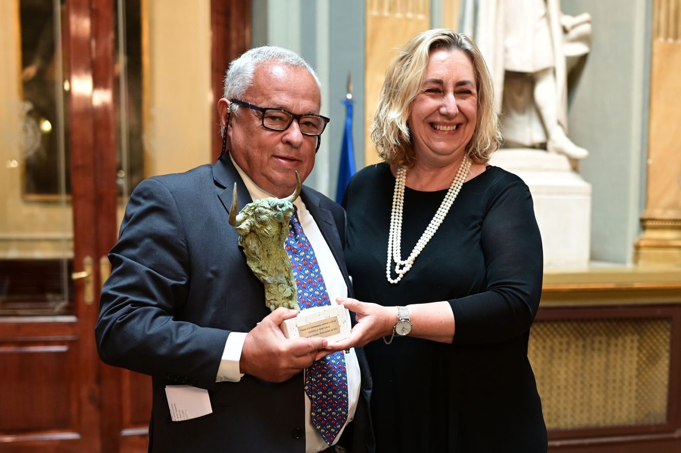 Gonzalo Santoja, recibiendo un premio de la Asociación Taurina Parlamentaria un año antes de ser consejero de Cultura, Turismo y Deporte. (EFE/Víctor Lerena)