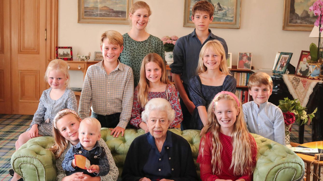 Foto: Retrato de Isabel II con dos de sus nietos y ocho bisnietos en Balmoral. (Kensington Palace/Kate Middleton)