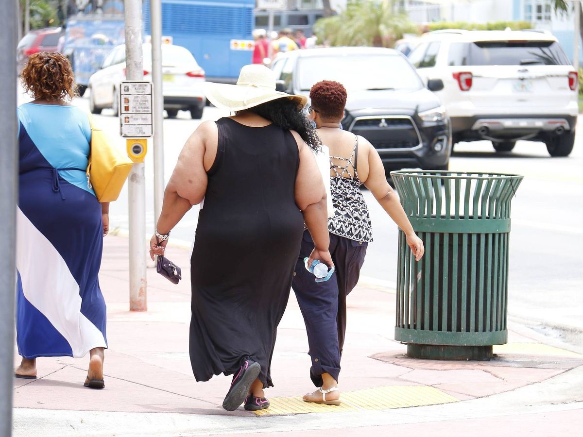 Foto: Una persona con obesidad camina por la calle. Foto: Pixabay
