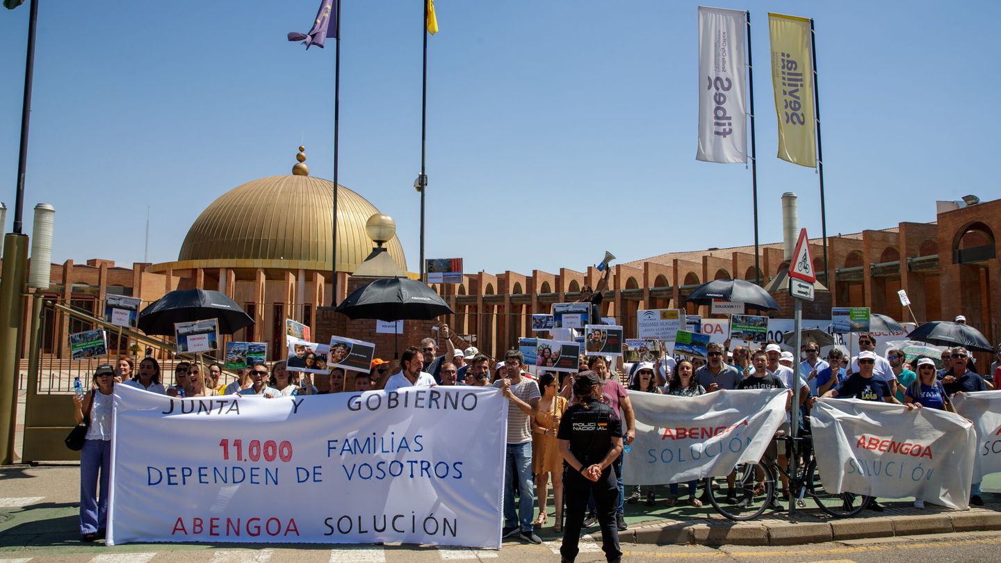Trabajadores de Abengoa protestan en la puerta del Palacio de Congresos de Sevilla. (EFE/Julio Muñoz)
