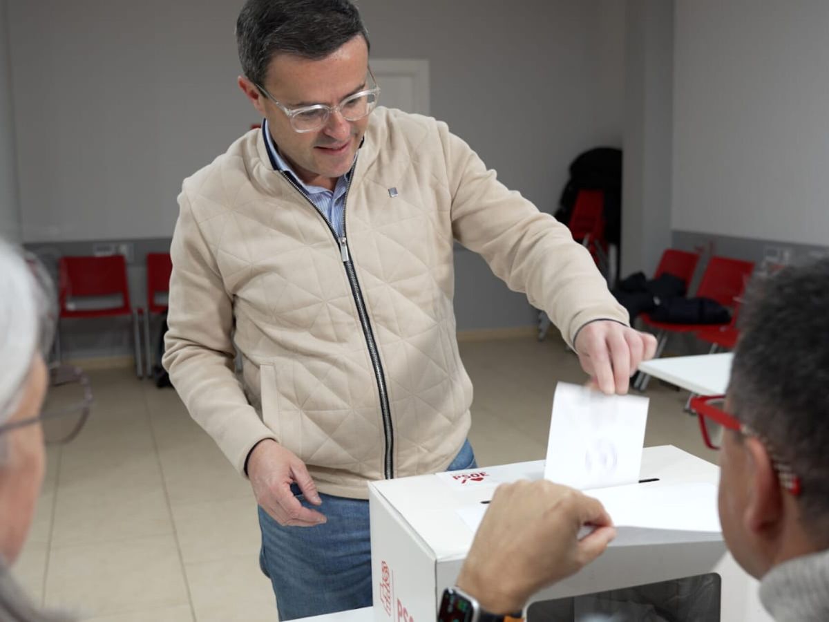 Foto: Miguel Ángel Gallardo, votando en las primarias. (EFE/PSOE)