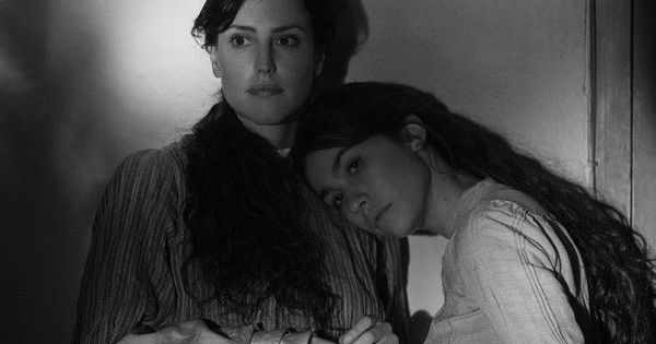 Foto: Natalia de Molina y Greta Fernández en un momento de 'Elisa y Marcela'. (Netflix)