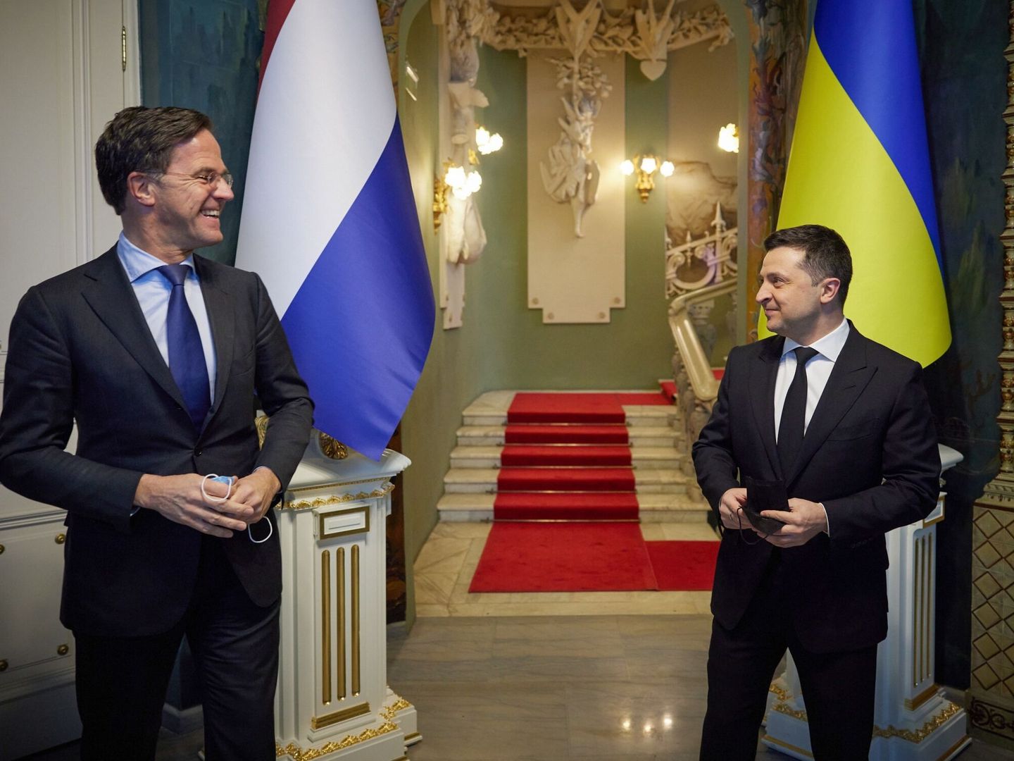 El primer ministro de los Países Bajos Mark Rutte (L) junto al presidente ucraniano Volodímir Zelenski (R) en una reunión en febrero de este año. (EFE/ Presidential Press Service)