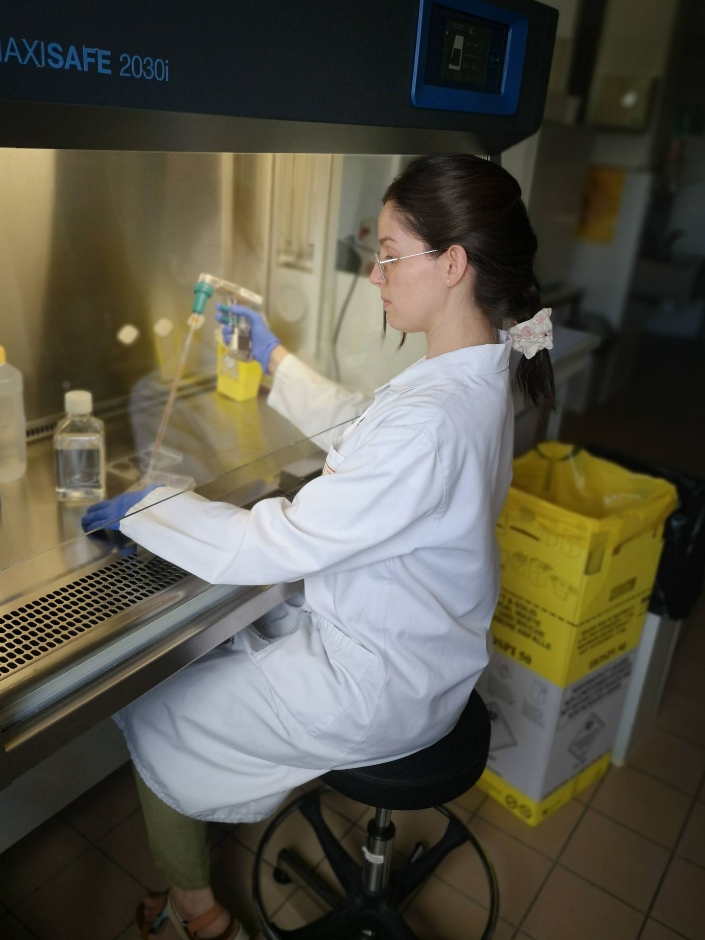 La investigadora Aixa Aguilera trabajando en el laboratorio de nanopartículas de la UGR. (Foto cedida)