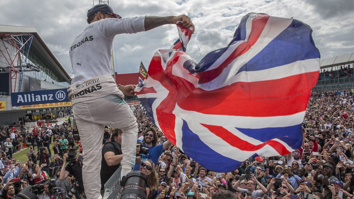 El baño de masas de Hamilton tras ganar el GP de gran Bretaña en 2016. (EFE)