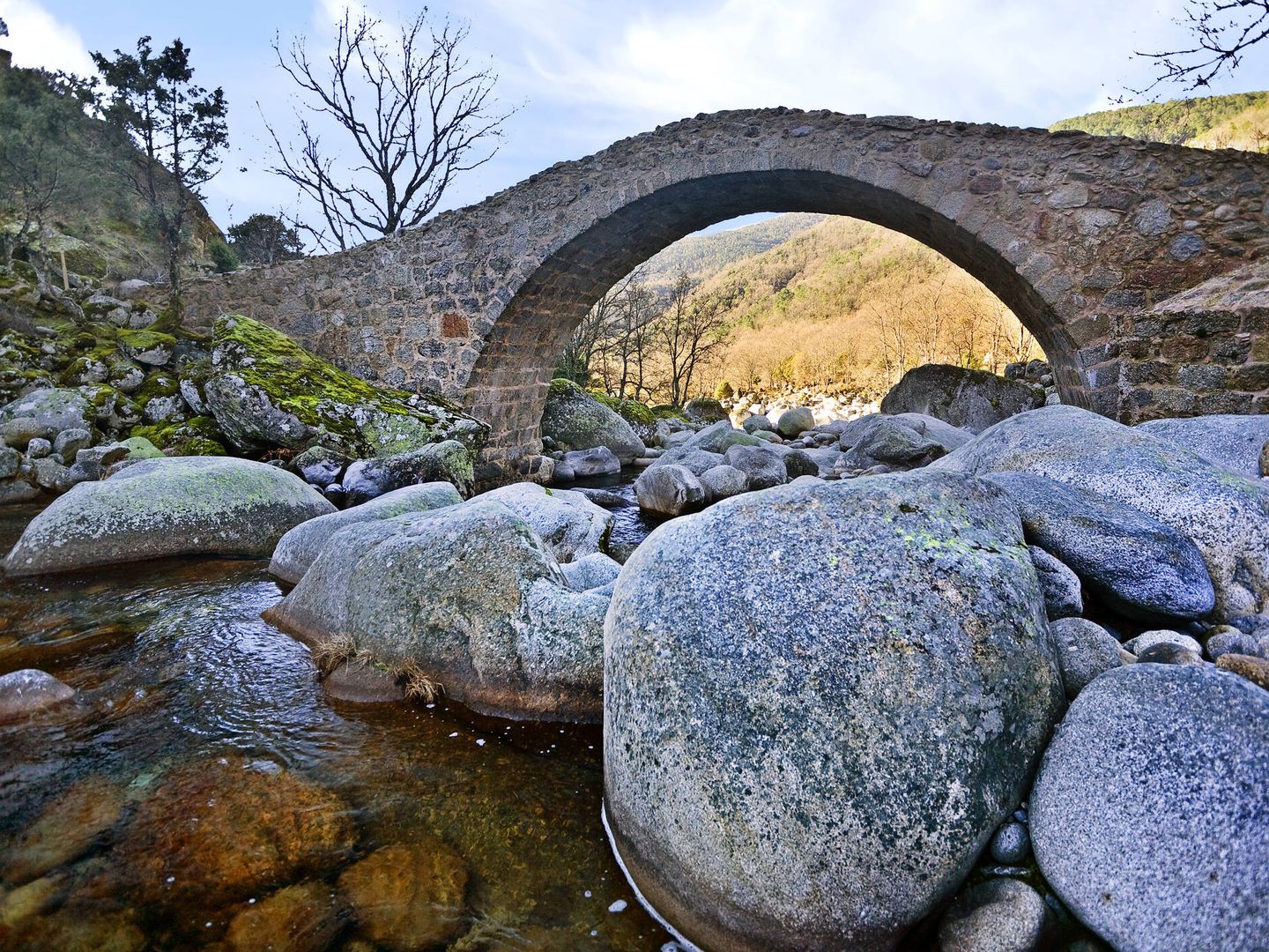 Puente del Puerto de Candeleda, en la Sierra de Gredos. (iStock)
