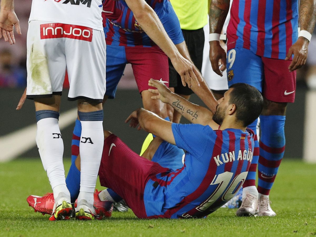Foto: El Kun Agüero se tumbó sobre el césped del Camp Nou. (Reuters)