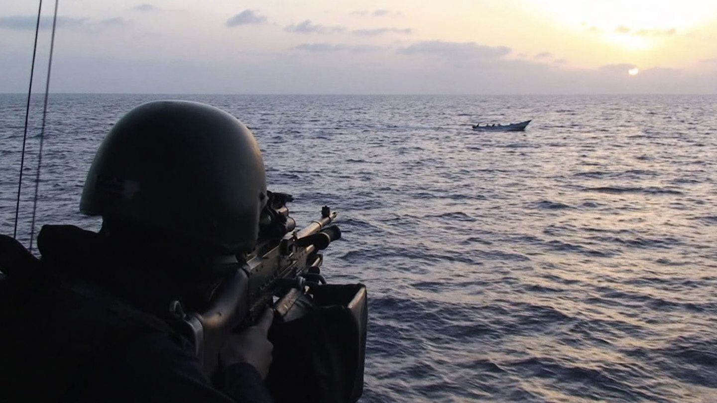 Un soldado a bordo de una corbeta suiza apunta a una embarcación en el Golfo de Aden (Reuters).