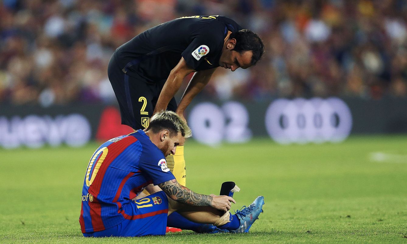 Messi, en el momento que no aguantó más y pidió el cambio frente al Atlético de Madrid. (Alejandro Garcia/EFE)
