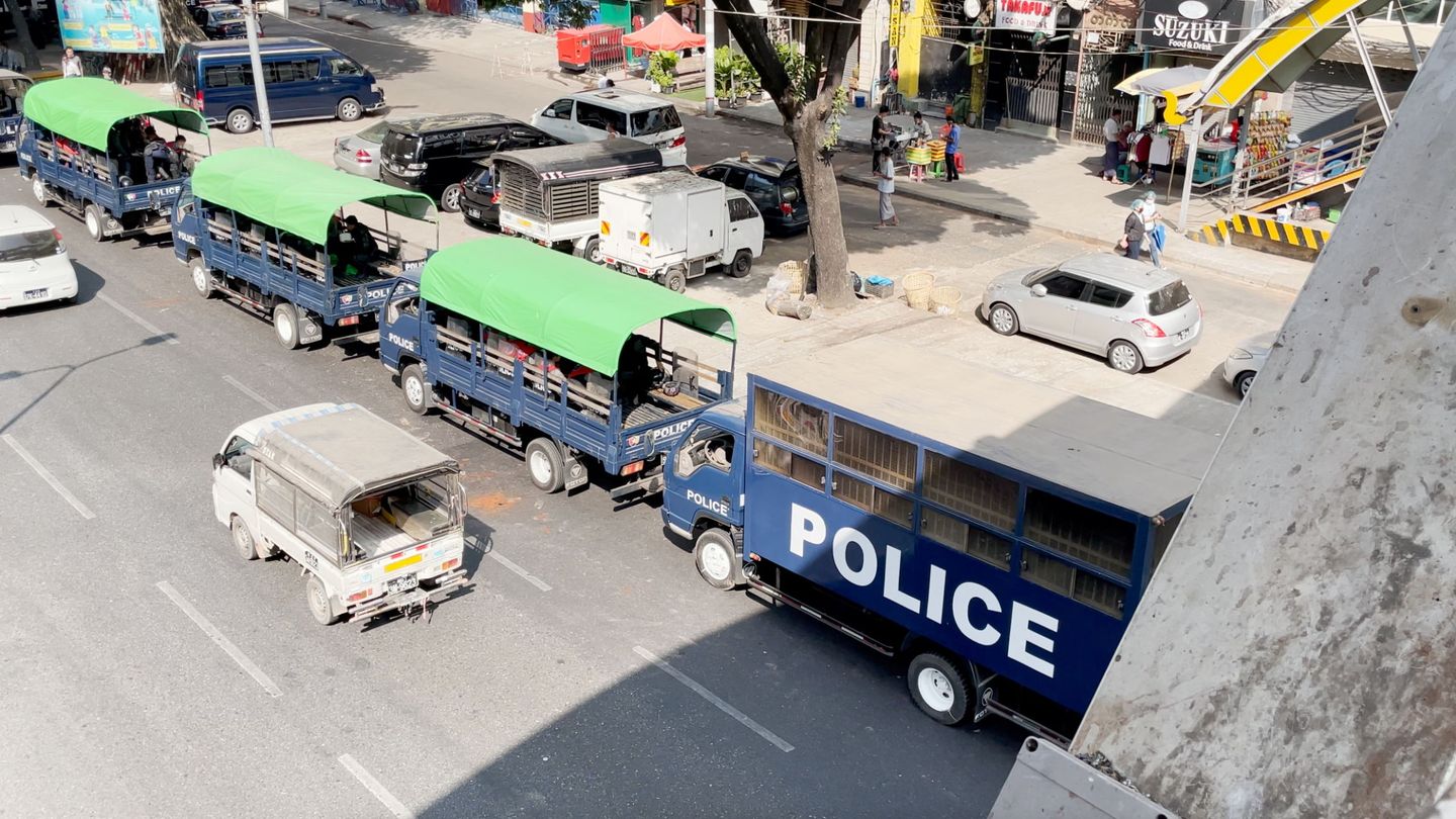 Vehículos policiales en Rangún. (Reuters)