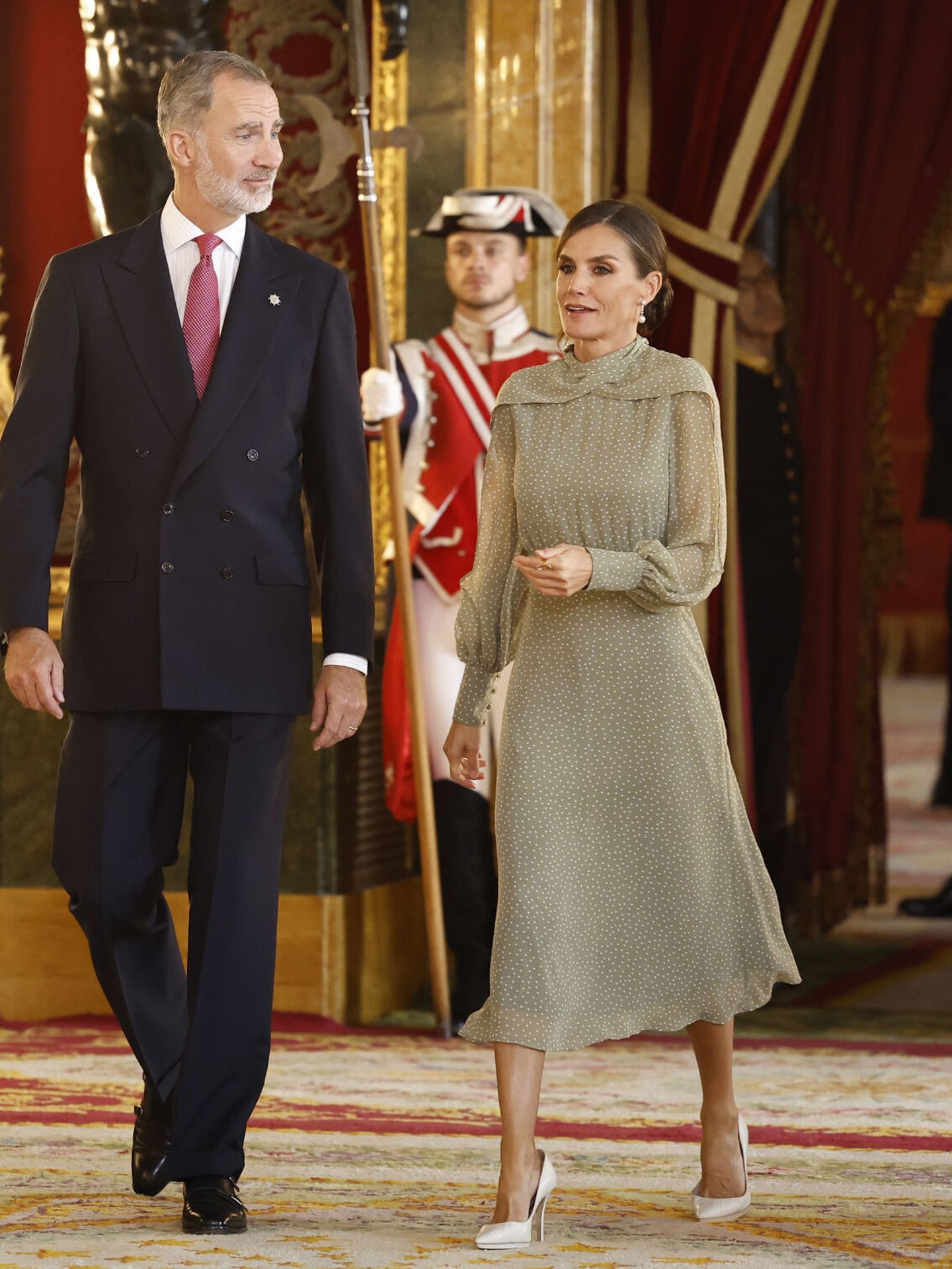 Los Reyes en la recepción en el Palacio Real. (EFE)