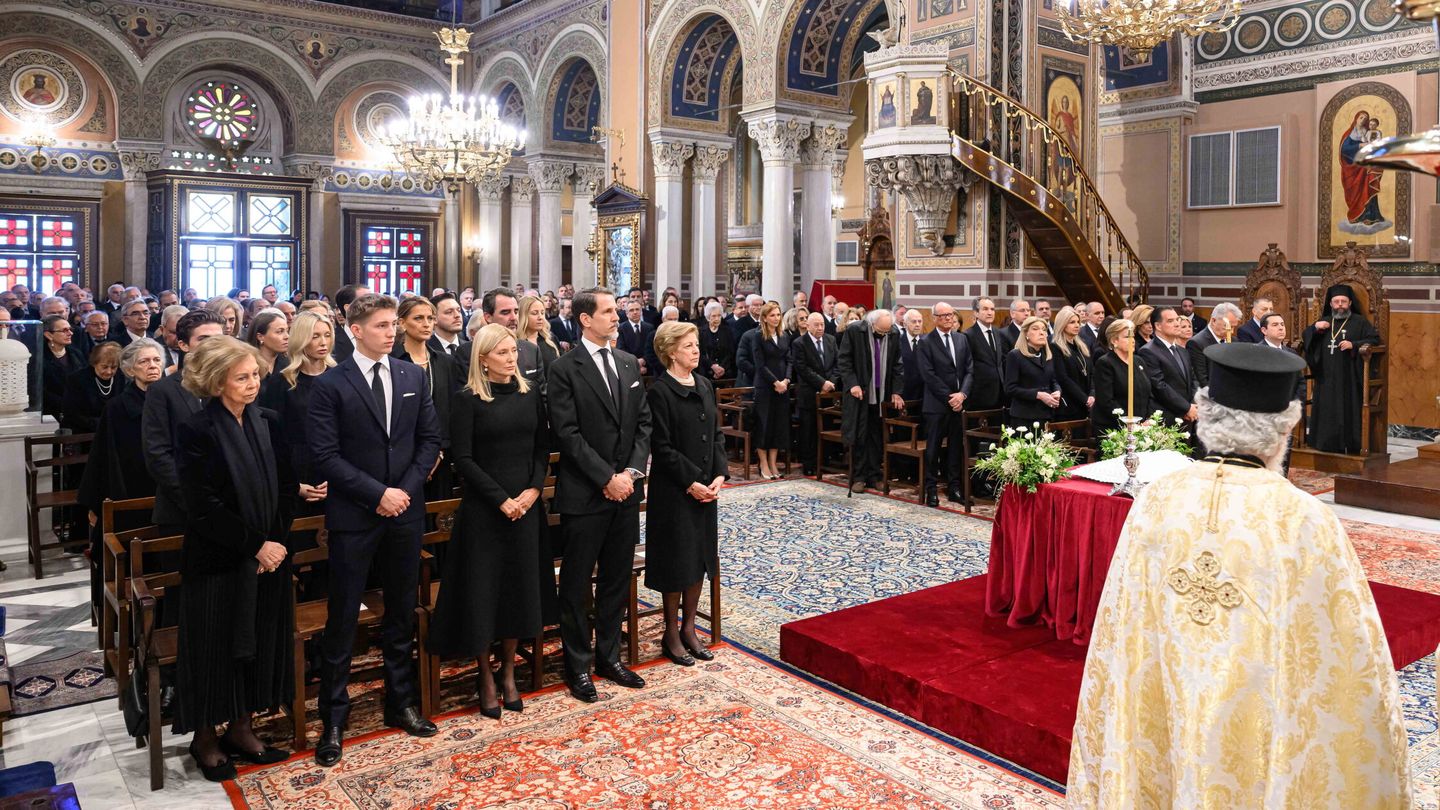La reina Sofía, en el servicio religioso en memoria de Constantino. (EFE/Kominis Nikolaos)