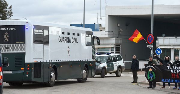 Foto: Llegada del autobús de la Guardia Civil a la cárcel de Alcalá-Meco con las presas del "procés". (EFE)
