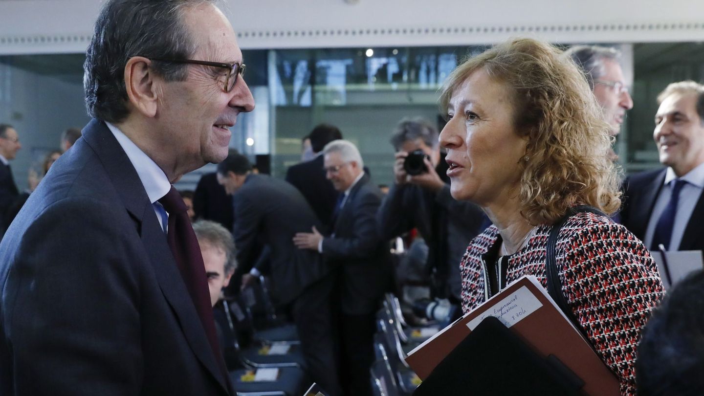 La subgobernadora del Banco de España, Margarita Delgado (d), y el presidente de Kutxabank, Gregorio Villalabeitia (i). (EFE/Juan Herrero)