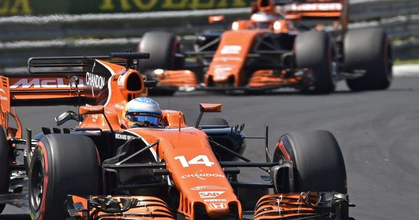 Foto: Los McLaren de Fernando Alonso y Stoffel Vandoorne en Hungría. (EFE)