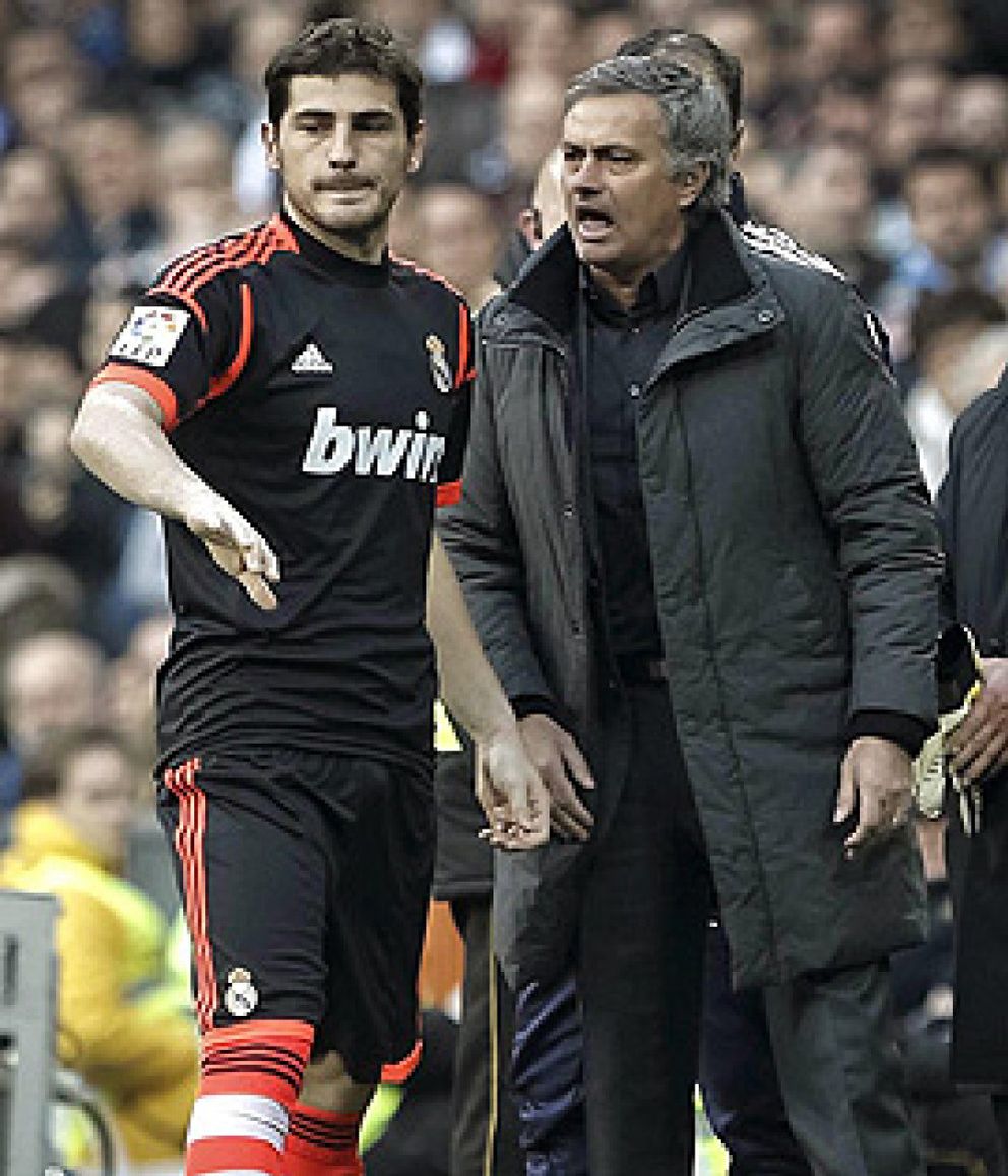 Foto: Mourinho queda herido tras perder su pulso con Iker Casillas