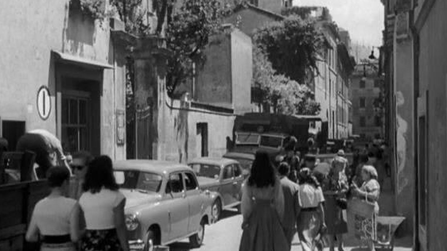Audrey Hepburn, abandonando el apartamento de Peck y caminando por la Via Margutta. (Paramount)