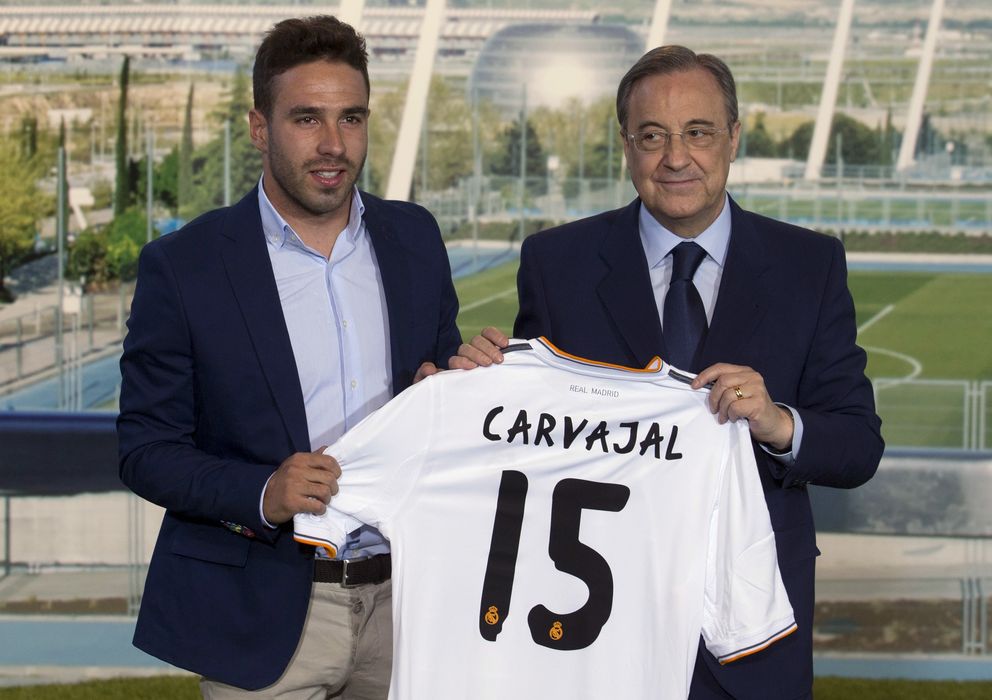 Foto: El futbolista Dani Carvajal junto al presidente del Real Madrid, Florentino Pérez, durante su presentación (Gtres)