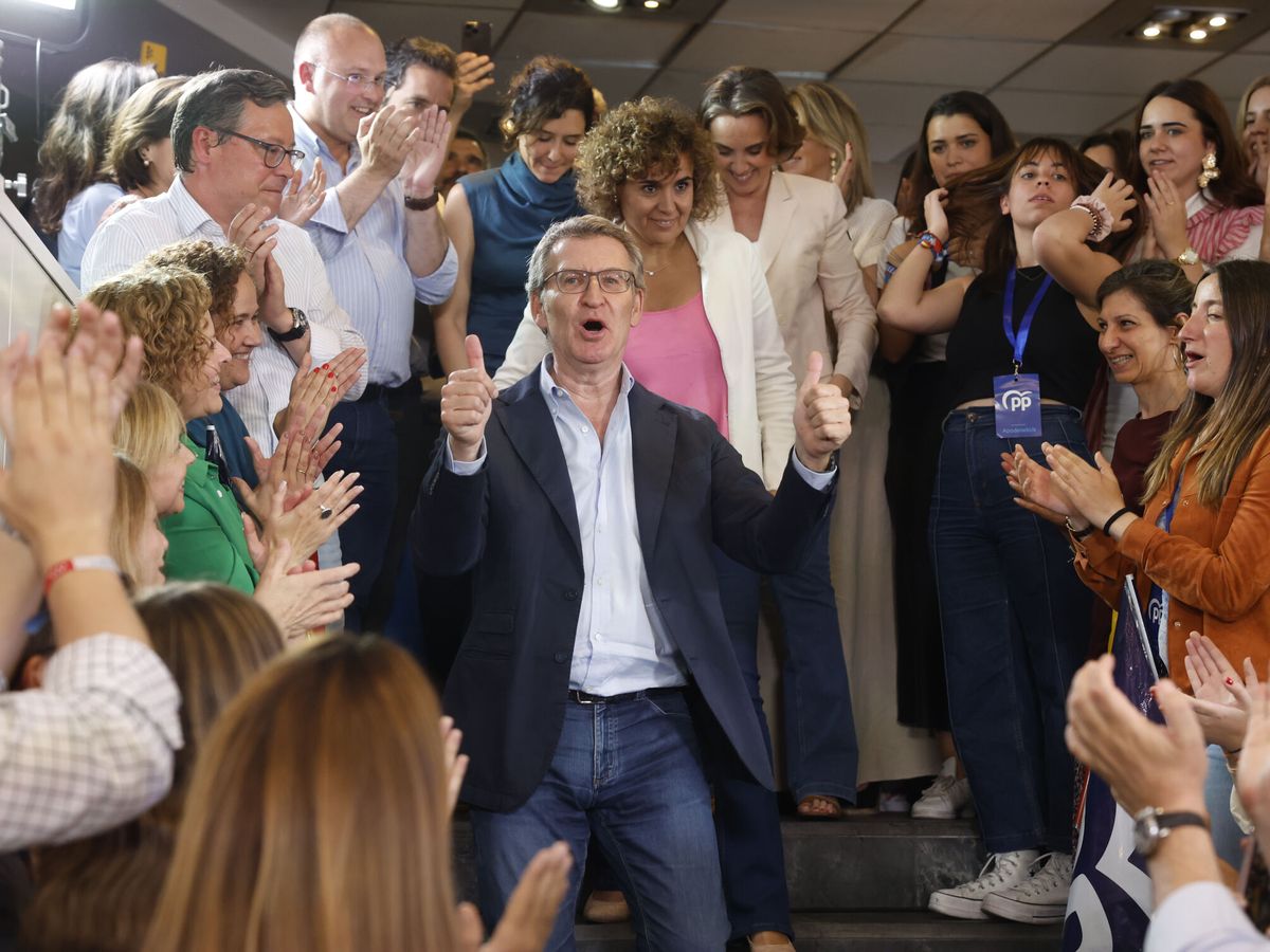 Foto: El líder del PP, Alberto Núñez Feijóo, celebra el resultado de las europeas en la sede de Génova (EFE/Juanjo Martín)