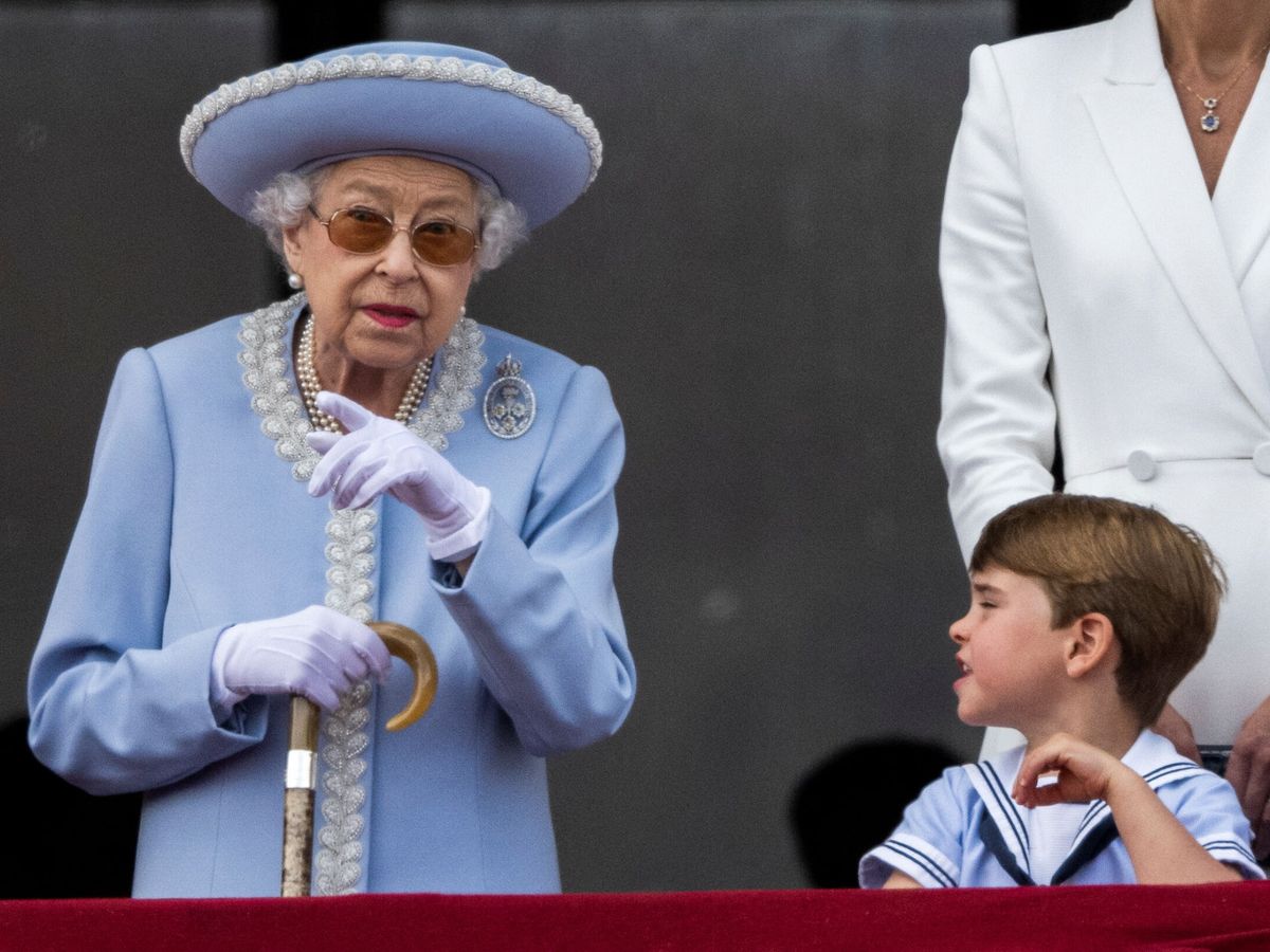 Foto: La reina Isabel II, con el príncipe Louis. (Reuters/Paul Grover)