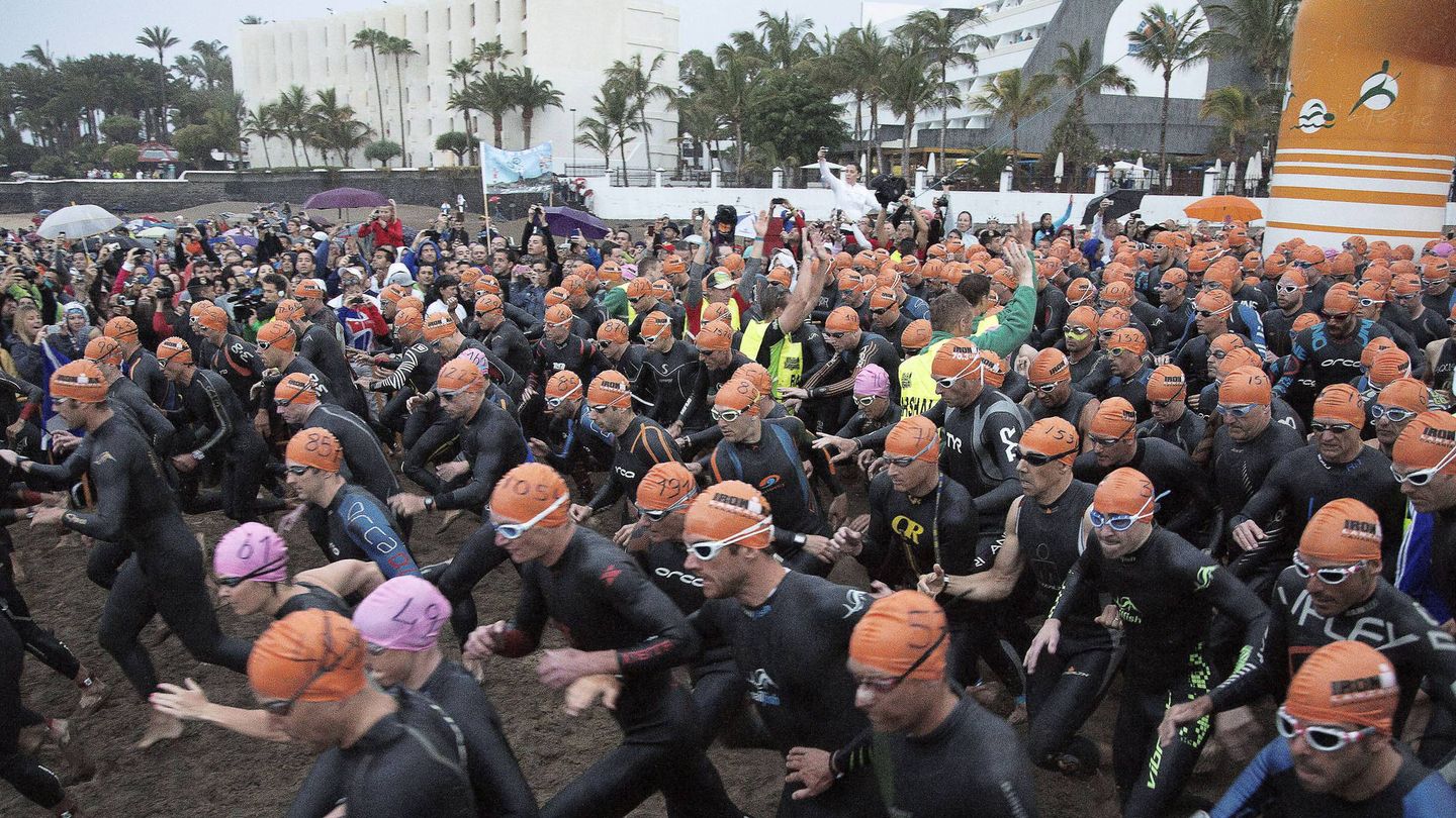 Participantes en el Ironman de Lanzarote, considerado el más duro del mundo. (Efe)