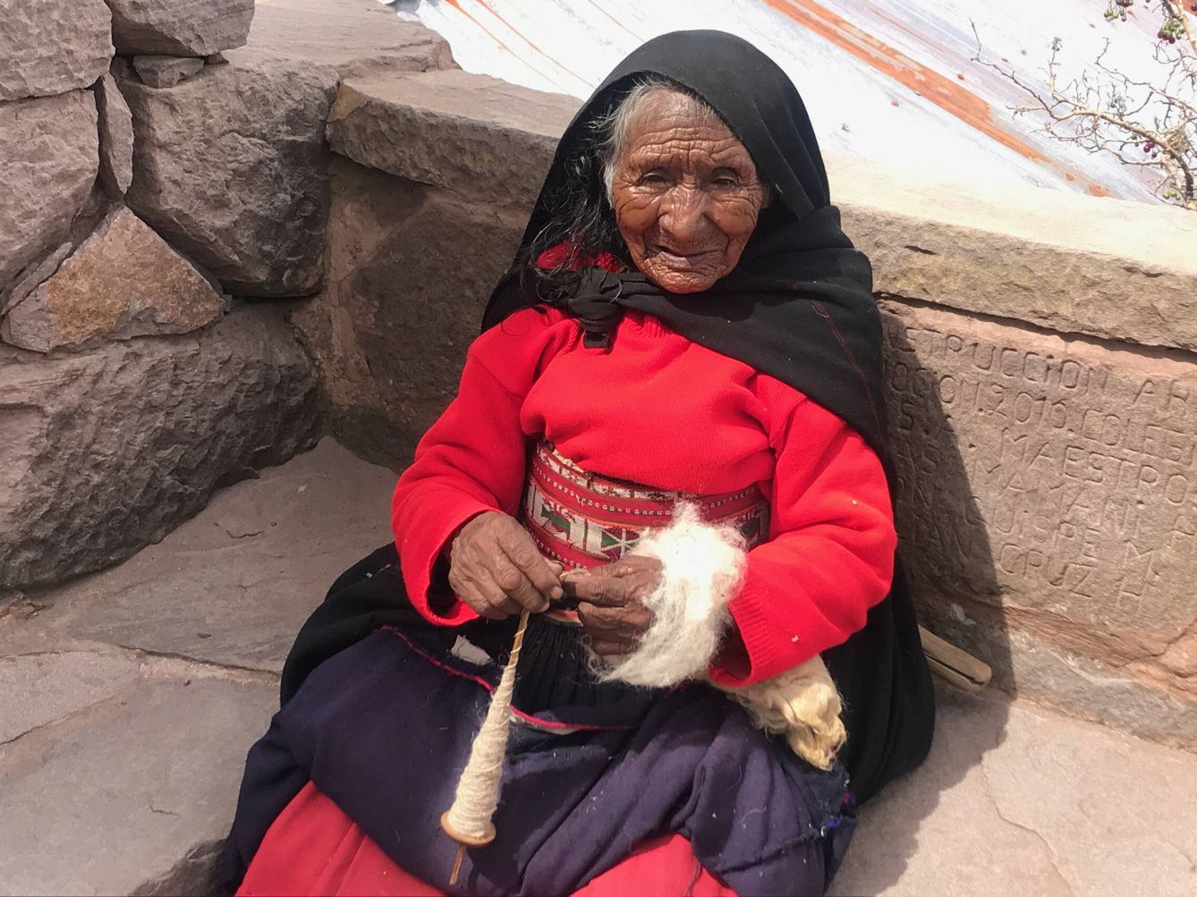 Una mujer en el Lago Titicaca. (J.B.)