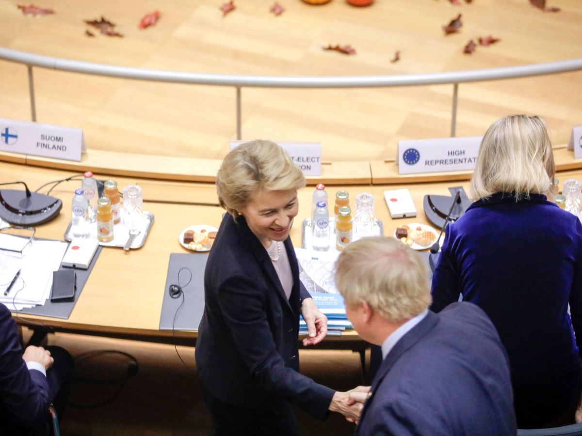 Foto: La presidenta electa de la Comisión Europea, Ursula von der Leyen, saluda al 'premier' Boris Johnson. (Reuters)
