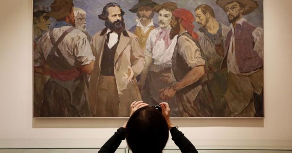 Foto: Exposición sobre Karl Marx en San Petesburgo. (Anatoly Maltsev/Efe)