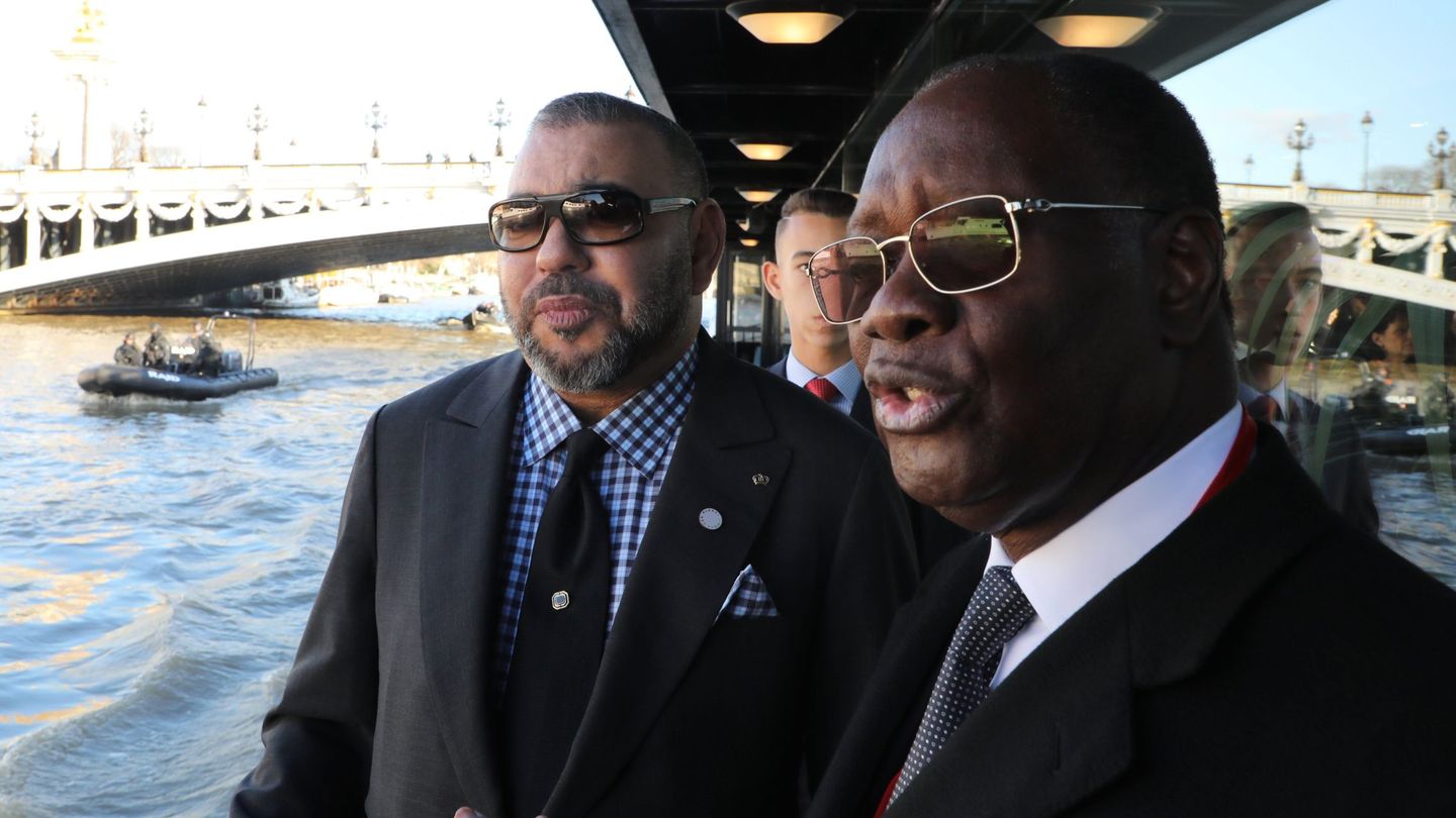 El rey Mohamed VI y el presidente de Costa de Marfil, Alassane Ouattara, conversan a bordo de la embarcación 'Mirage' antes de asistir a la cumbre del clima de París, Francia. (EFE)