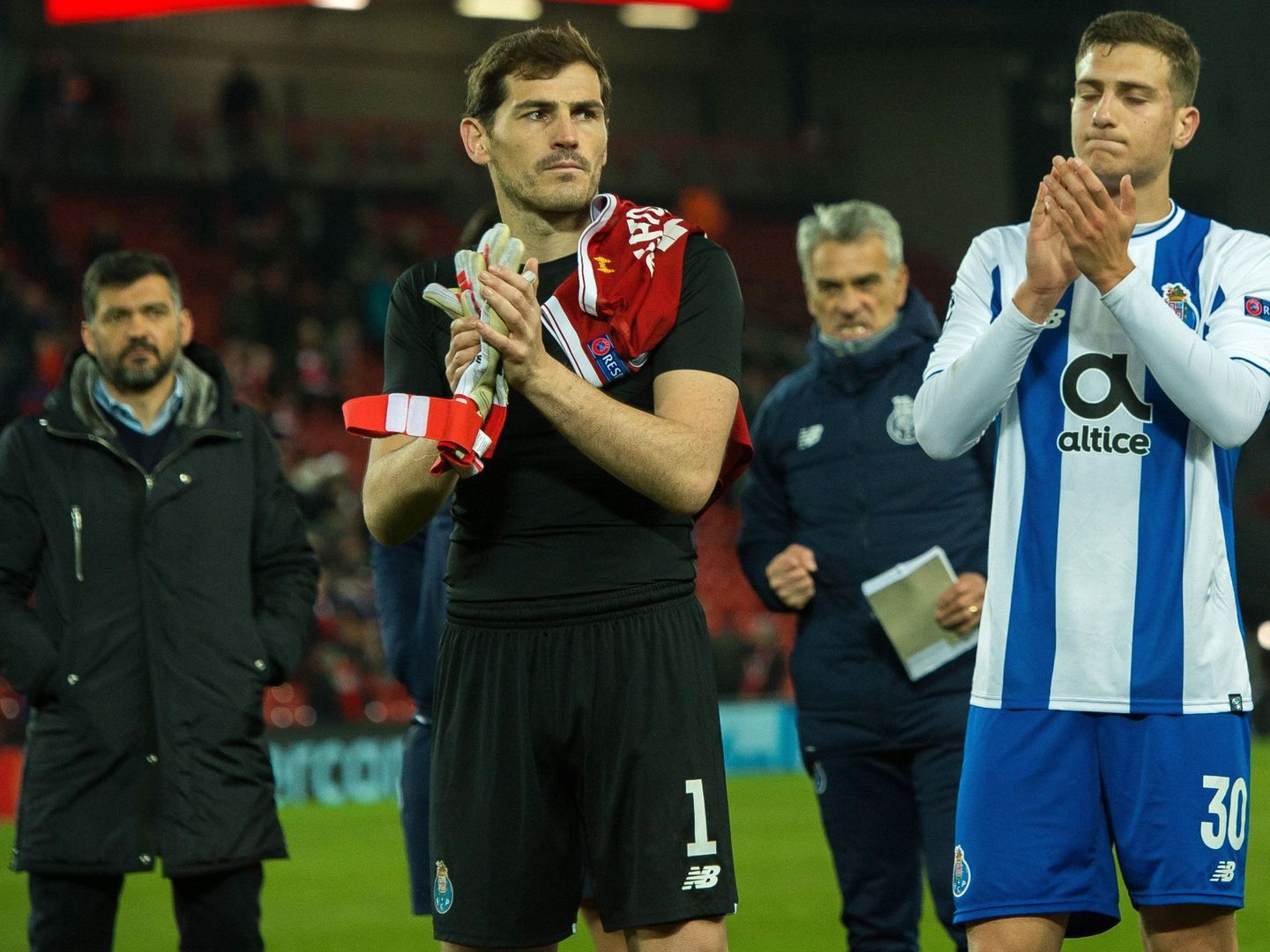 Diogo Dalot junto a Iker Casillas tras la eliminación del Oporto en Champions ante el Liverpool. (EFE) 
