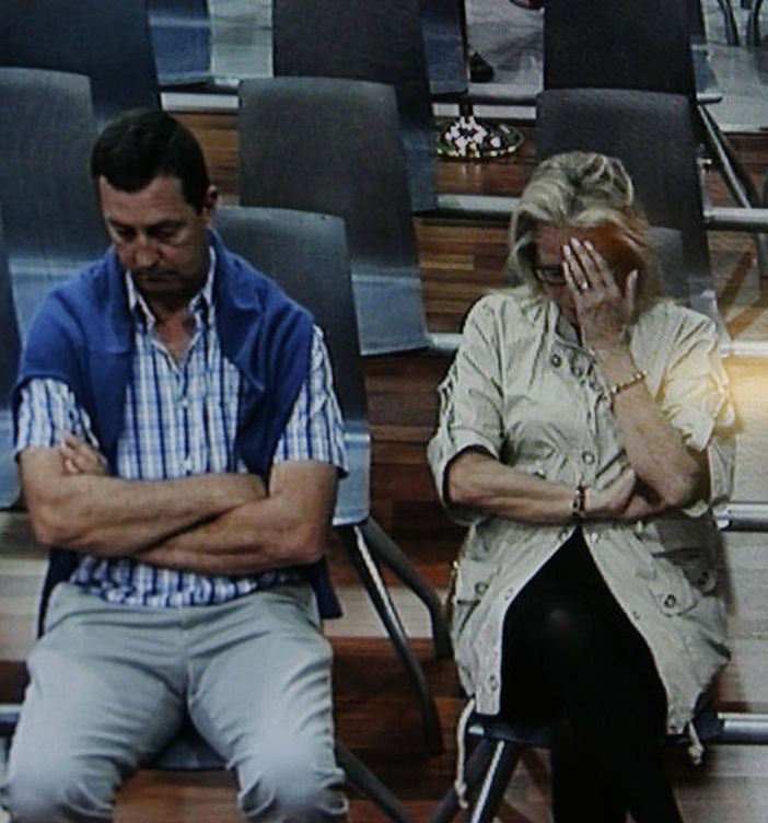Mayte Zaldivar y su hermano durante el juicio (EFE)